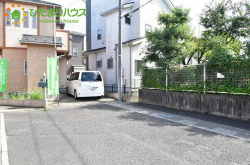 西区三橋6丁目　中古一戸建て　①の前面道路含む現地写真