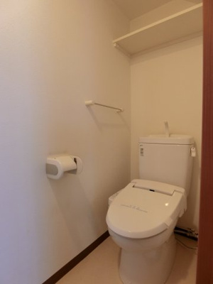 【トイレ】 | ドリームレジデンス | 反転間取りのお部屋の参考写真となります。