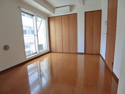 【寝室】 | ドリームレジデンス | 反転間取りのお部屋の参考写真となります。