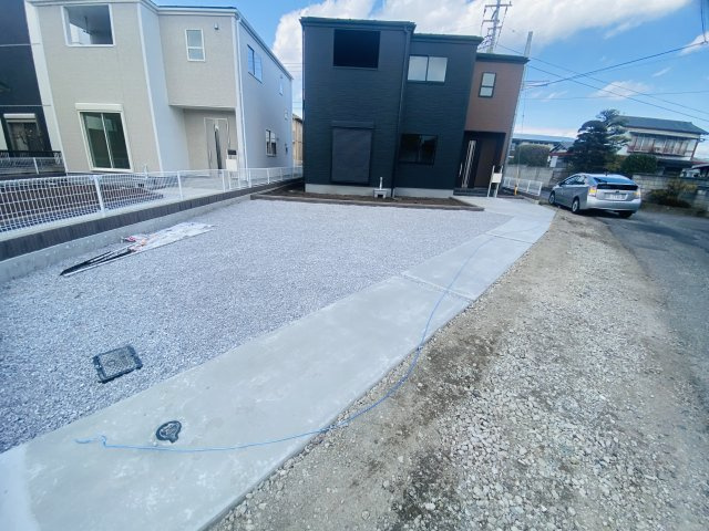 新築　前橋市東善町第2　Livele Garden.S　2号棟の駐車場|現地写真　 駐車スペース広々！並列で３台置けます♪					

