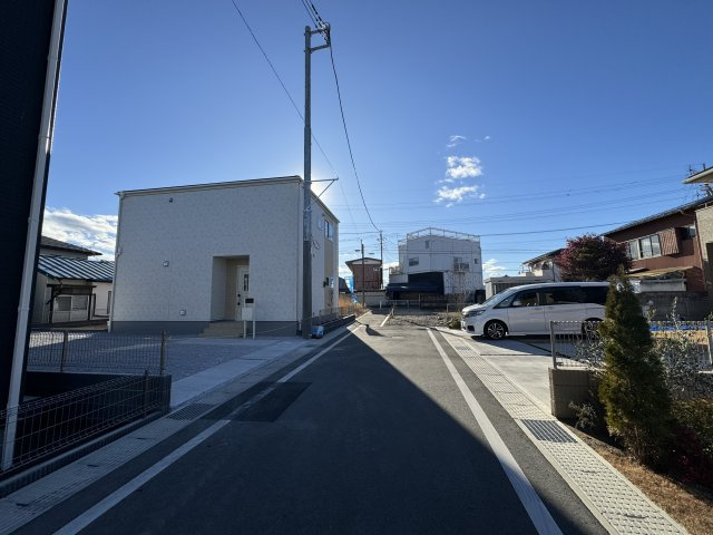 新築　前橋市天川大島町第12　Livele Garden.S　1号棟の前面道路含む現地写真|現地写真　北西側接道幅員約5ｍ	