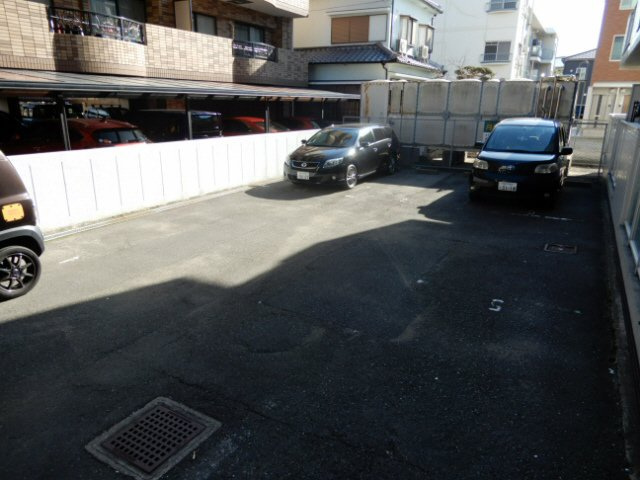 ロイヤルコーポ西明石の駐車場