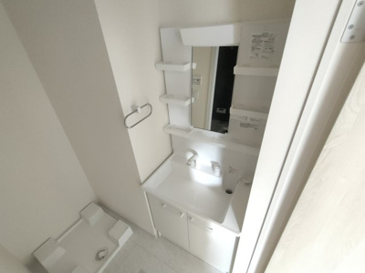 【独立洗面台】 | リーブルファイン岩槻本町 | 独立洗面台、小物を置くことができて便利です