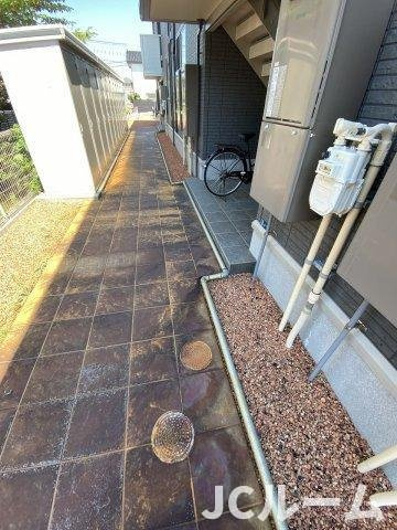 メゾン ド ポムのエントランス|通路には消雪パイプが敷設されています。