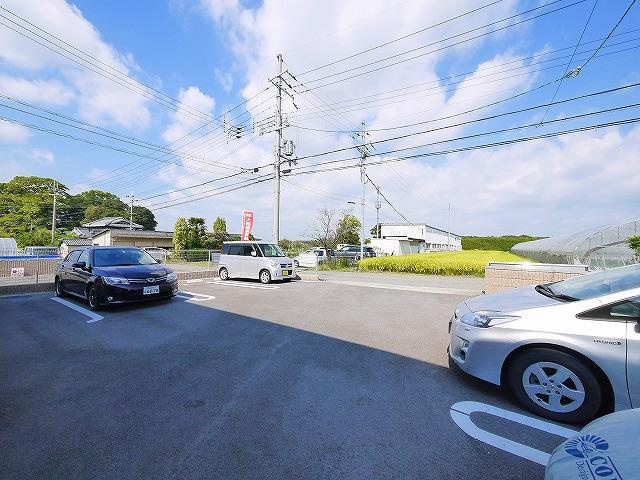 メゾンド・ボヌールの駐車場|車をお持ちの方に嬉しい駐車場付きの物件です