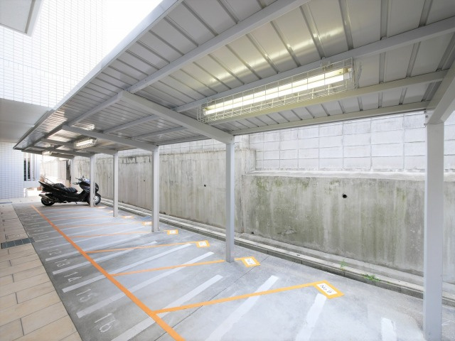 コスモリード谷町六丁目（旧名称：ドゥーエ谷町）の駐車場