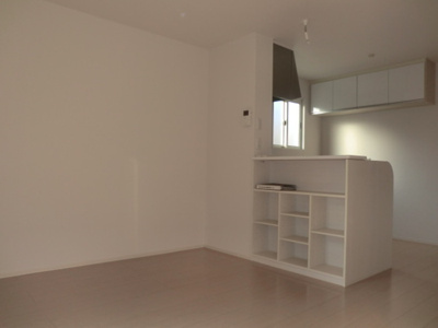 【居間・リビング】 | ウィズテリアB棟 | こちらの居間で趣味の時間をお楽しみください