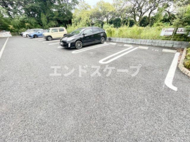 カーサカメリアの駐車場|高崎、前橋エリアのお部屋探しはエンドスケープまで！お客様の理想お聞かせ下さい♪