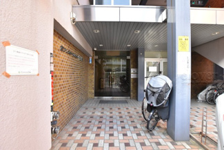 【エントランス】 | マンションの正面エントランス。出入りする人間を癒してくれるマンション入り口であり、その建物の「顔」でもあります。