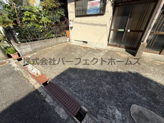 木田元宮一丁目テラスハウス　賃貸の駐車場|車をお持ちの方に嬉しい駐車場付きの物件です