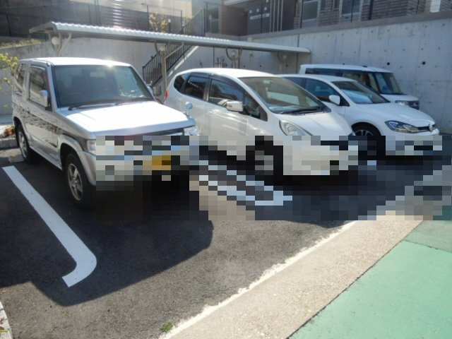 イーストブルー六番館の駐車場