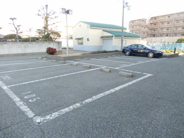 神戸市西区伊川谷町有瀬の賃貸マンションの駐車場