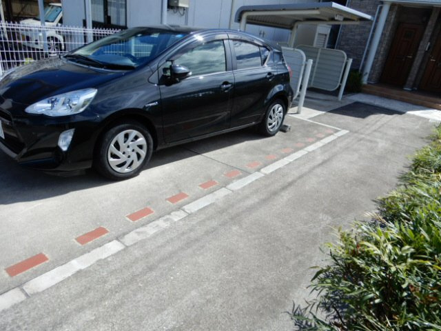 グレース伍番館の駐車場