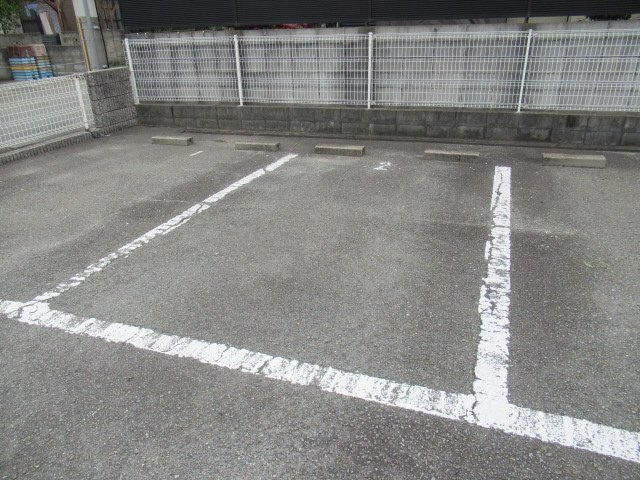 加古川市加古川町粟津の賃貸マンションの駐車場