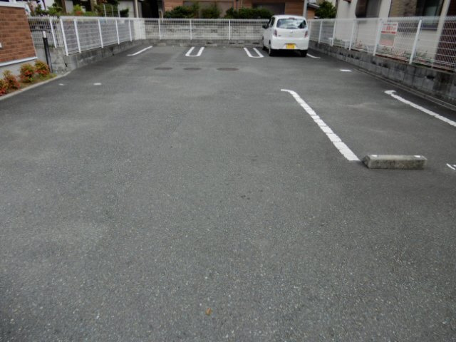 加古川市米田町船頭のアパートの駐車場