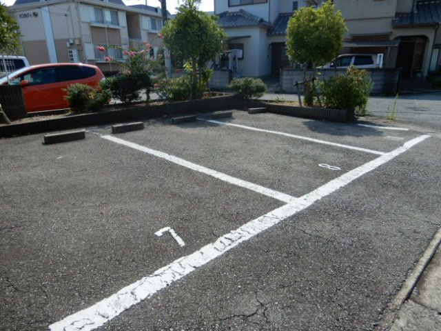 リヴェールFUJIの駐車場