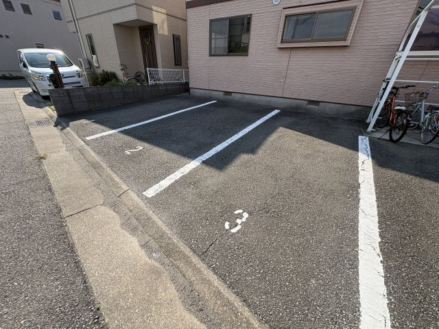 グランディールⅠの駐車場