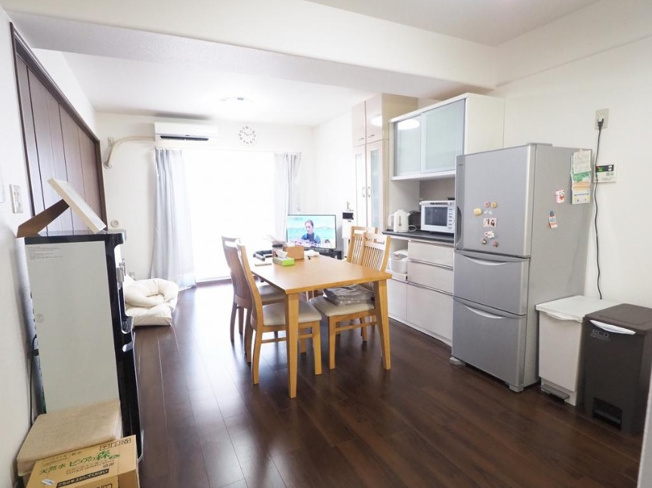 【居間・リビング】 | ルネ巽公園 | 【LDK：約12.8帖】令和4年9月：全室クロス貼替え、床CF張替え、水廻り設備一新、建具調整、照明器具取付、網戸張替、の全面リフォーム歴あります☆