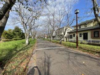 【前面道路含む現地写真】 | 遊歩道に接道した貴重な物件