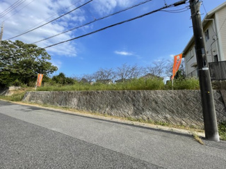 【外観】 | 【公道6ｍの方向から見た外観】
高台になっている為解放感あり眺めが良い