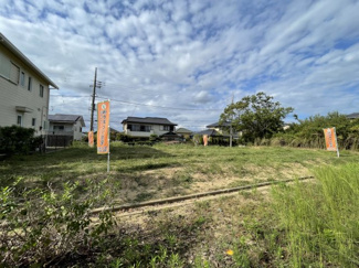 【外観】 | 【遊歩道側から見た外観】
こちら面は平らですので隣地宅邸は遊歩道側に玄関口を作っております♪
陽当たりも良好で室内も明るく