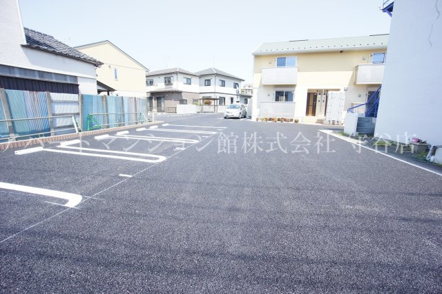 ルミエールKⅥの駐車場