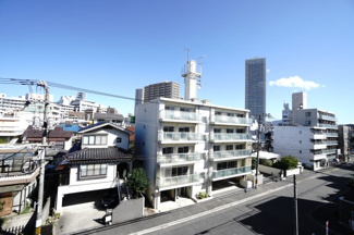 【展望】 | 【四季を感じる】
四季の移ろい・爽やかな青空や風を感じられ
自然を愉しめるパノラマビュー。
毎日の暮らしに余裕を感じさせてくれる、
遮る物の無い開放的な眺望を是非、ご堪能ください。