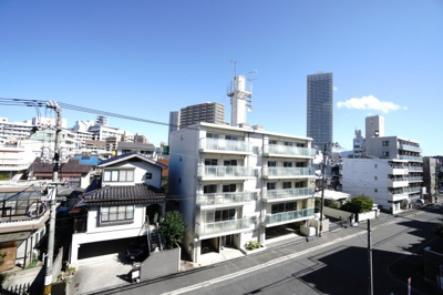 【展望】 | 【上質リノベ】Jcity千田町 | 【四季を感じる】
四季の移ろい・爽やかな青空や風を感じられ
自然を愉しめるパノラマビュー。
毎日の暮らしに余裕を感じさせてくれる、
遮る物の無い開放的な眺望を是非、ご堪能ください。