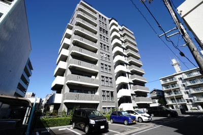 【外観】 | 【上質リノベ】Jcity千田町 | 【耐震性】
耐震性の高さを判断するポイントは、
建築確認申請日が1981年6月1日以降の
新耐震基準に適合しているかどうか。
震度６程度の大地震でも
建物が崩壊しないレベルが基準になりました。