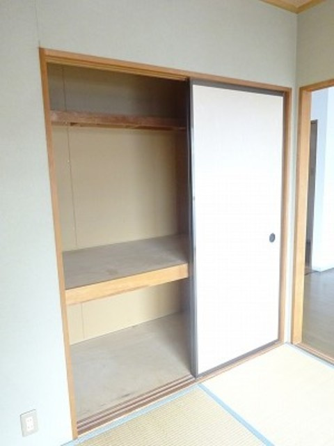 アーバンライフ津福【10,000円キャッシュバック対象物件】の子供部屋|収納豊富です