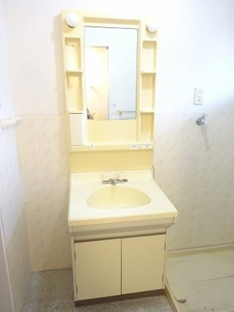アーバンライフ津福【10,000円キャッシュバック対象物件】の独立洗面台|独立洗面台、小物を置くことができて便利です