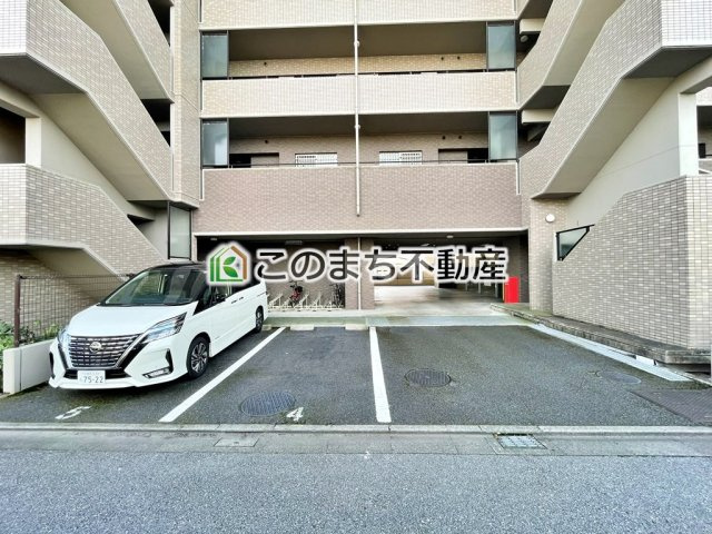 サーパス中河原の駐車場