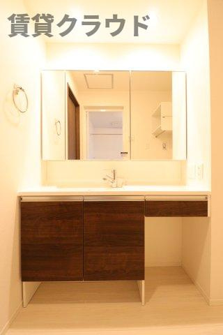 TORISIA　Nの洗面所|椅子やダストボックスがしまえるスペースがあります♪