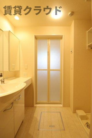 ロイヤルガーデンXIの洗面所|ゆったりとスペースのある洗面所