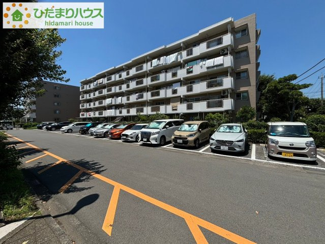 蓮田駅前住宅8号棟の駐車場