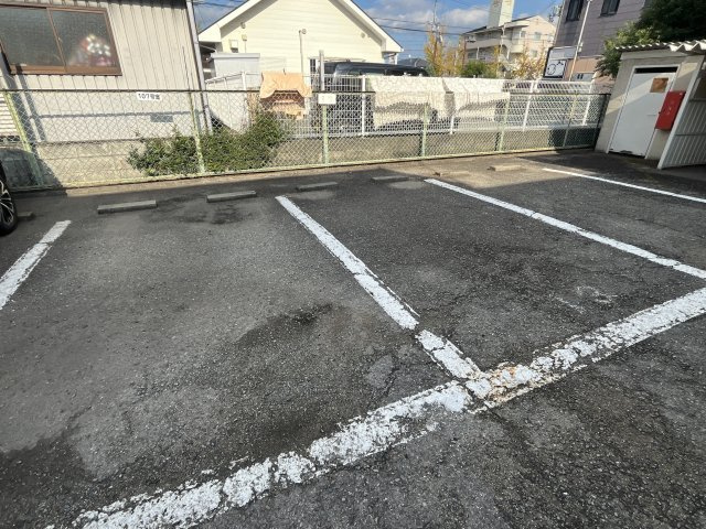 セジュールタデノの駐車場