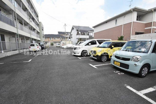 八尾市東山本新町１丁目の賃貸マンションの駐車場