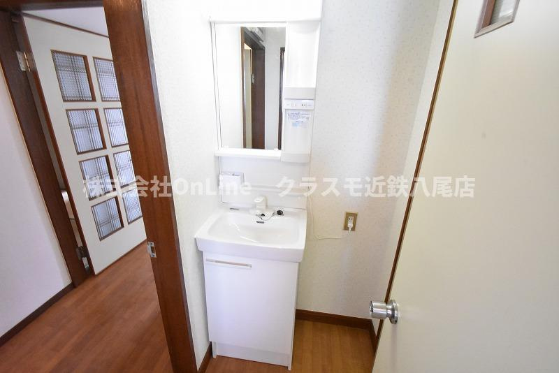 八尾市東山本新町１丁目の賃貸マンションの洗面所