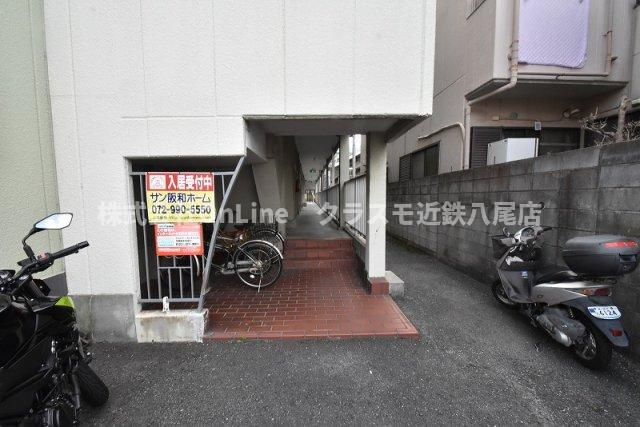 八尾市東山本新町１丁目の賃貸マンションのエントランス
