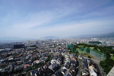 【展望】 | 【上質リフォーム】井口台パークヒルズウエストコート | 【瀬戸内絶景】
瀬戸の島々が隅々まで見えちゃう♪
いつまでもこの景色を見ていたくなる、
広島の中でも絶景ポイント！
室内から見ると、額縁に入った絵画のよう。
夜は、宝石箱もひっくり返ります。←えっ？ｗ