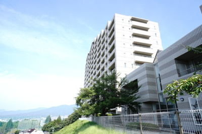 【外観】 | 【上質リフォーム】井口台パークヒルズウエストコート | 【耐震性】
耐震性の高さを判断するポイントは、
建築確認申請日が1981年6月1日以降の
新耐震基準に適合しているかどうか。
震度６程度の大地震でも
建物が崩壊しないレベルが基準になりました。