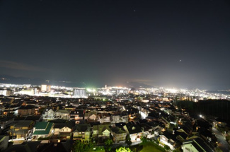 【展望】 | 【Night View】
物件からの夜の景色は、隠れ夜景スポットのよう。
お仕事から疲れて帰ってきて、この夜景を楽しめるのも
この立地ならでは。
もう少し早い時間のサンセット夜景もキレイかも。