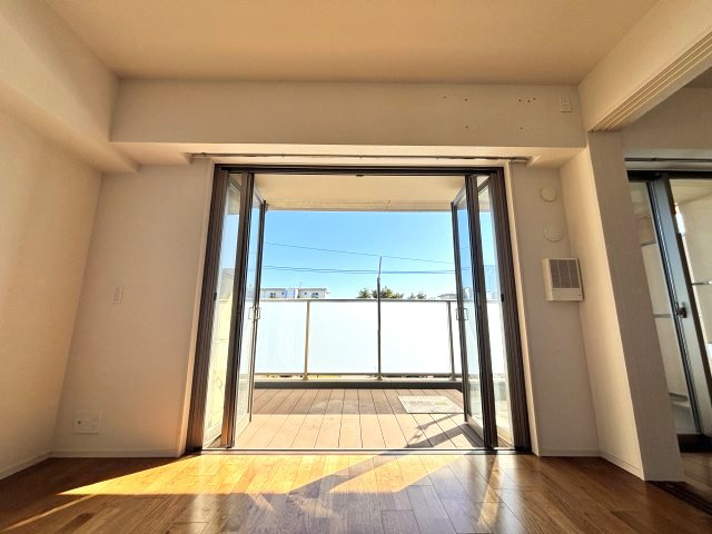 オープンエアバルコニーへ出る開放的な窓★