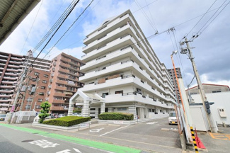 【外観】 | 吉塚駅まで徒歩9分の好立地。周辺環境も良好で、長く快適に暮らしていただけます。駐車場に空きがあるので車をお持ちの方でも安心ですね♪