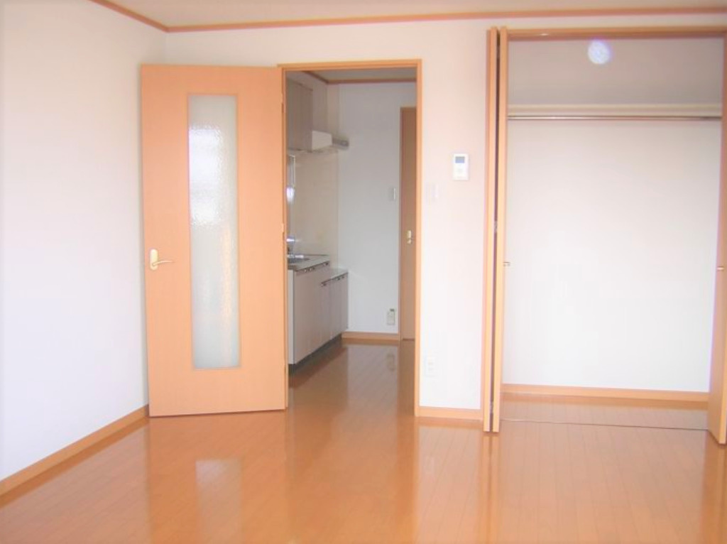 サンフィールド2の収納|明るい色調の室内です