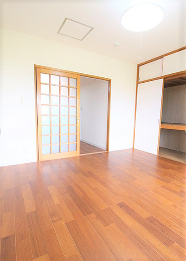 シャロム新町の寝室|広々とした洋室です