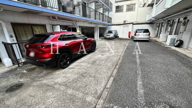 ドミール武蔵台の駐車場