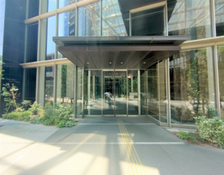 【エントランス】 | 【 Entrance 】
居住者の帰りを最初に待っていてくれるエントランス。その壮大な佇まいとは裏腹に、入ると静寂な空間が続いています。プライベートがしっかりと守られている証です。