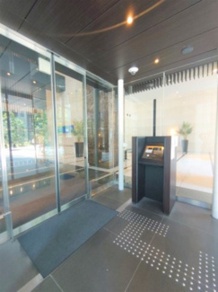 【エントランス】 | 【 Entrance 】
オートロックが完備されているエントランスは居住者の安全安心を保ってくれています。広くゆとりのあるエントランスは居住者の帰りを心地よく迎え入れてくれます。