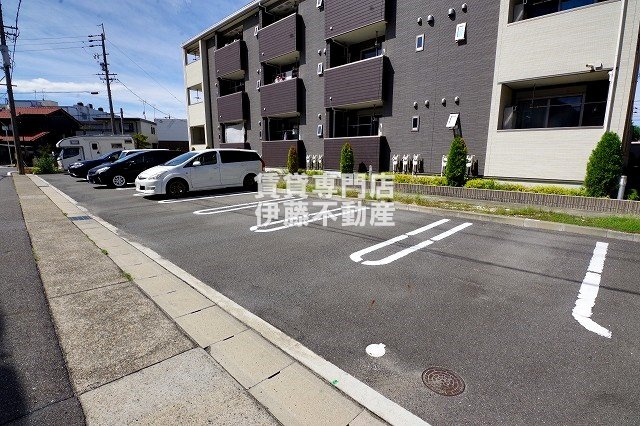 Modessa Gosaibiの駐車場